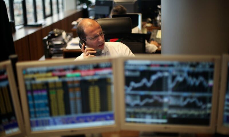 Manhã no mercado: Petróleo cede em meio a ajuste em risco global; agentes aguardam fala de Galípolo