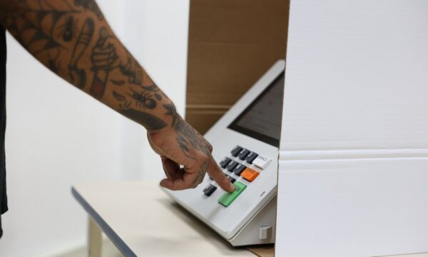 Votos de homens são mais influenciados por amigos, diz Datafolha