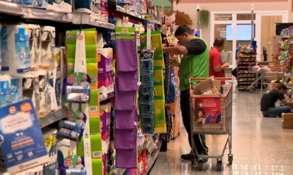 Regra sobre trabalho em feriados no comércio é oficializada; veja o que muda e os setores afetados