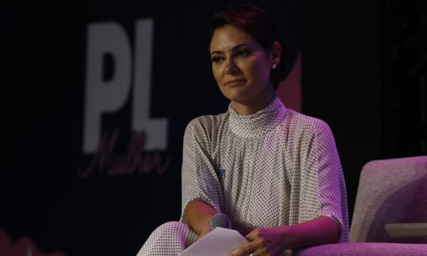 Michelle diz que ainda conversa com Bolsonaro sobre sua candidatura ao Senado