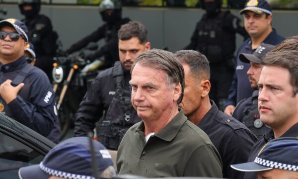 Moraes mantém prisão domiciliar de Jair Bolsonaro, mas proíbe visitas