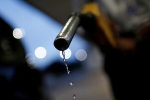 Fazenda avalia prorrogar subvenção de R$ 0,44 por litro de gasolina