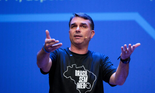 Hoje é o início da luta do bem contra o mal que Bolsonaro começou em 2018, diz Flávio
