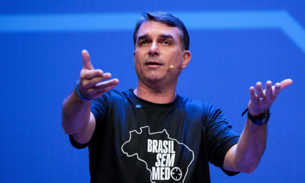 Flávio Bolsonaro vai abrir mão de segurança da PF durante campanha ele
