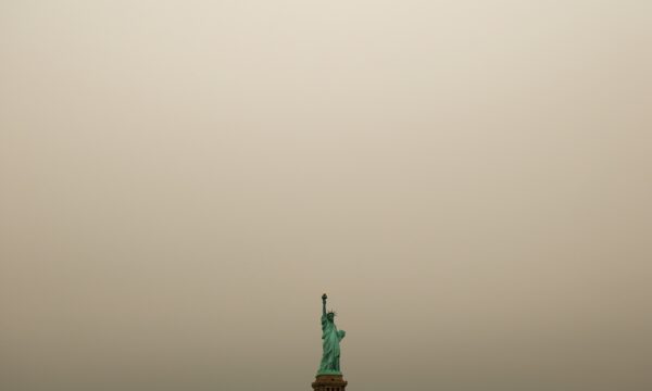 Incêndios no Canadá desencadeiam nova ameaça tarifária de Trump e colocam final da Copa em alerta