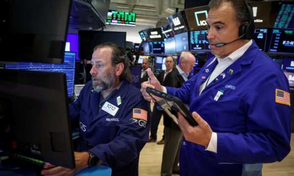 Wall Street avança com apoio de ações de chips; S&P 500 interrompe seq