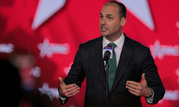 Michelle jamais poderia ter feito aquele vídeo, foi imaturidade, diz Eduardo Bolsonaro