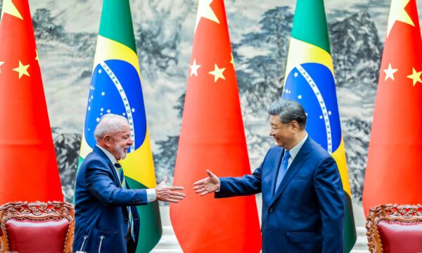 Xi reforça apoio a Lula em ligação sobre comércio e soberania