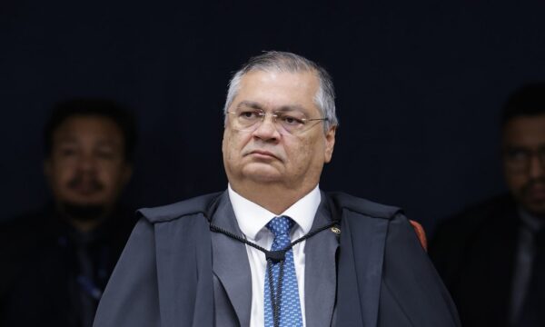 Dino manda à PF novos indícios de desvios em emendas Pix