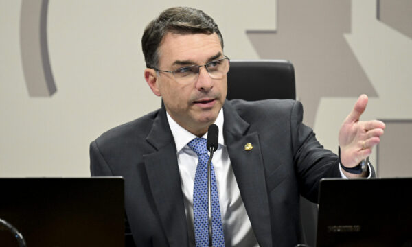 Flávio Bolsonaro apresenta esclarecimentos por escrito em inquérito e
