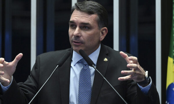 Sem Tereza Cristina, Flávio Bolsonaro diz negociar vaga de vice com outros partidos