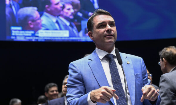 Flávio diz aguardar Michelle na campanha: ‘Esperando o tempo que ela achar que é o suficiente’