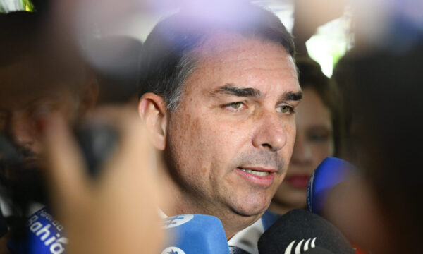 Para 30%, Flávio Bolsonaro é o responsável pela crise comercial entre