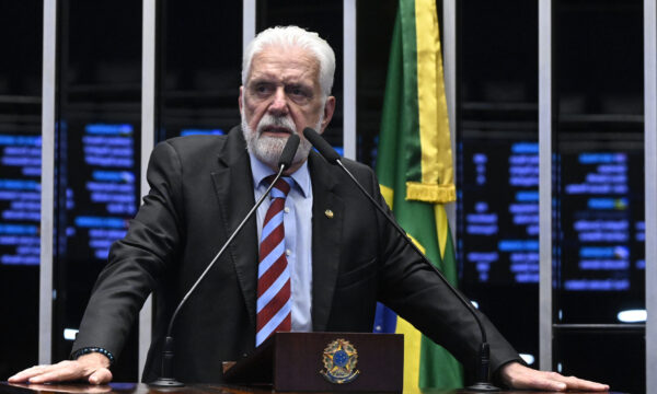 Jaques Wagner diz que provará inocência, mas evita comentar investigação