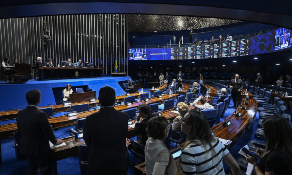 Senado aprova PEC dos agentes de saúde em 2º turno e governo fala em acionar STF