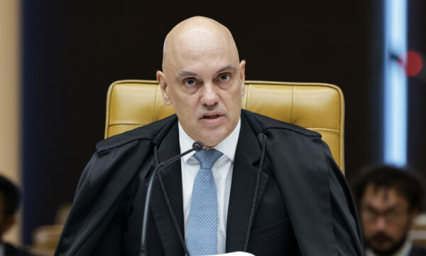 Moraes marca depoimento de Flávio Bolsonaro sobre suspeita de calúnia