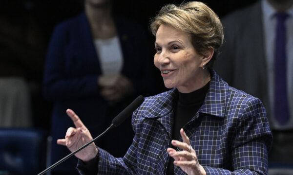 Tereza Cristina avisa a aliados que aceitou ser vice de Flávio Bolsona