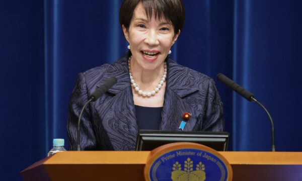 ‘Durmo apenas 3 horas por noite’, diz primeira-ministra do Japão