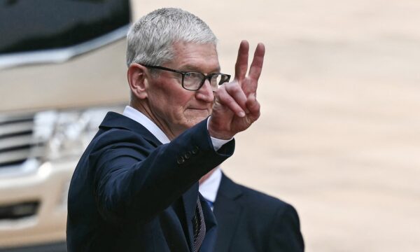 Tim Cook diz que Apple enfrenta ‘restrições significativas’ na cadeia