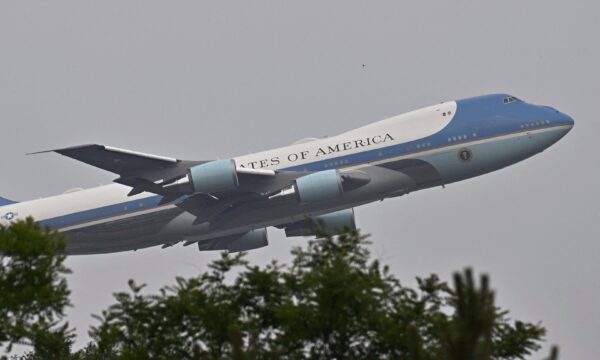 Boeing volta a fazer caixa após anos no vermelho, mas avião de Trump c