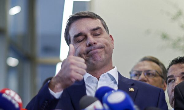 Flávio chega à convenção do PL sem vice e com 7 palanques indefinidos
