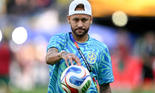 Neymar fica perto da premiação, mas deixa torneio de pôquer de mãos va