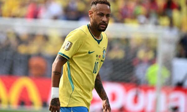 ‘Foi muito bem pensado’: Cuca confirma Neymar contra a Chapecoense pel