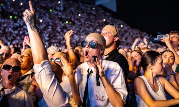 Pitbull entra para o Guinness após reunir 22 mil fãs com visual idênti