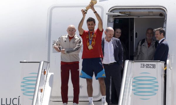 Seleção espanhola desembarca em Madrid após título da Copa do Mundo; v