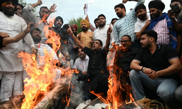 Após protestos das ‘baratas’, Modi promete punir autoridades da educaç