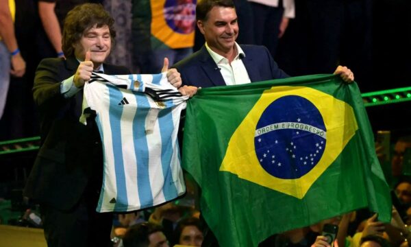 Com Milei e Bolsonaro de IA, Flávio faz convenção para ‘convertidos’,