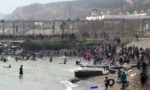 Nove migrantes morrem em tentativa de chegar à Espanha; país envia reforço militar