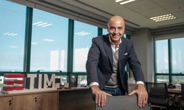 Tim acelera agenda de aquisições no Brasil em meio à mudança de contro