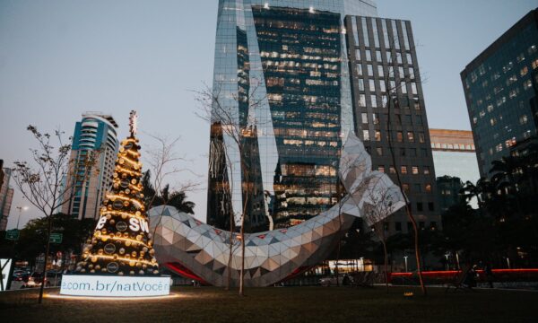 Por que uma árvore de Natal apareceu na Faria Lima em julho?