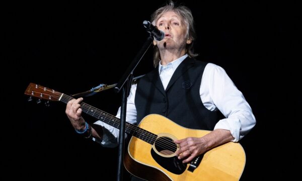 Paul McCartney surge ao lado de ônibus turístico em Liverpool e surpre