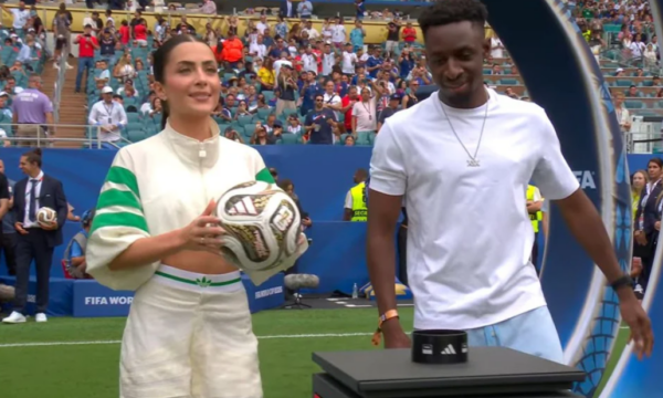 Jade Picon em campo? Influenciadora leva bola do jogo da Copa do Mundo