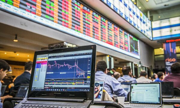 Ibovespa volta a cair com pressão de Vale, Petrobras e bancos