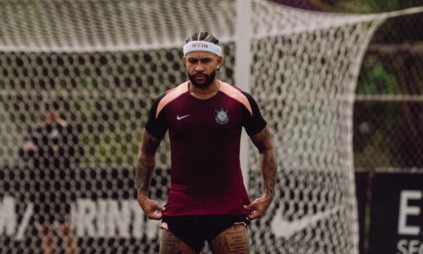 Dívida milionária trava renovação de Memphis Depay com o Corinthians