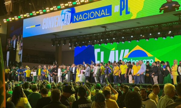 ‘Em 2027, Jair Bolsonaro vai subir a rampa do Planalto’, diz Flávio ao lançar candidatura