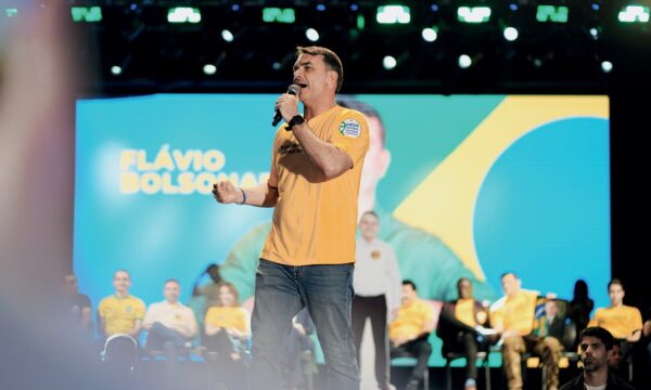 Moraes diz que Flávio faltou a depoimento à Polícia Federal e pede que