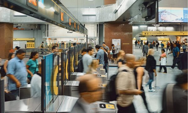 Pagamento por aproximação em metrô e ônibus: como pagar pelo celular,