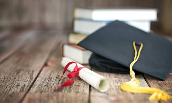 Veja os 10 diplomas universitários mais valiosos — um deles permite salários de 6 dígitos