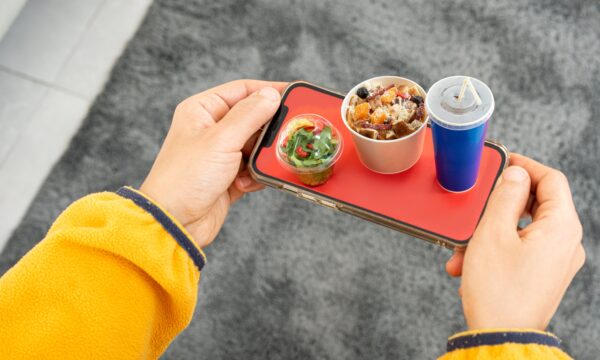Brasileiro compra cada vez mais por impulso e troca marcas por ofertas, aponta pesquisa do iFood