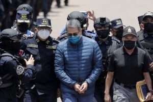 Ex-presidente de Honduras retorna após indulto de Trump