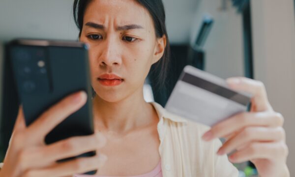 Como pedir reembolso e cancelar cobrança indevida em cartões de crédit