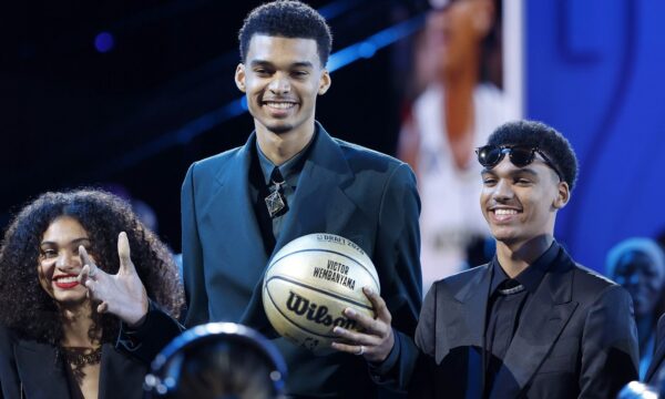 Nova ‘cara’ da NBA, Wembanyama renova com a Nike; acordo prevê tênis com assinatura