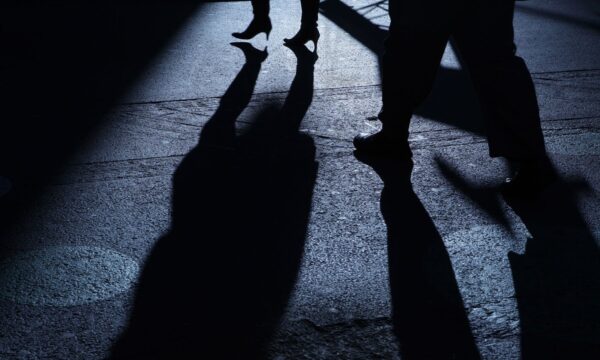Ameaça, stalking e violência psicológica: crimes contra a mulher cresc