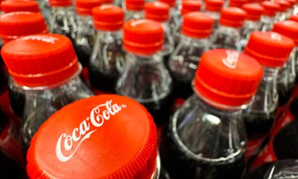 Coca-Cola supera estimativas no 2º tri e eleva projeções para 2026