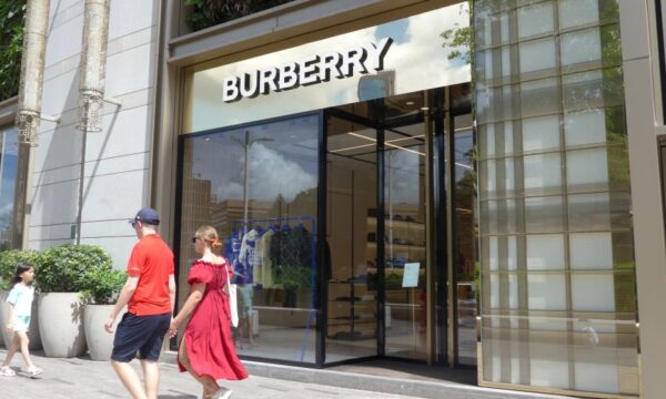 Burberry tem melhores vendas em três anos — graças aos chineses