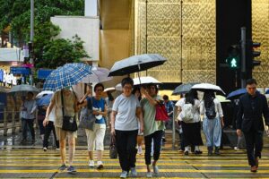 China evacua mais de 20 mil pessoas e suspende trens com aproximação d